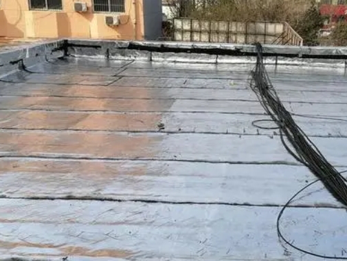 奎屯卫生间漏水维修公司分享下奎屯屋面楼顶防水刚性防水层施工要点。